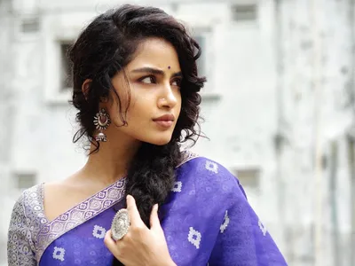 కొంటె చూపుతో మాయ చేస్తోన్న మలయాళీ అందం 